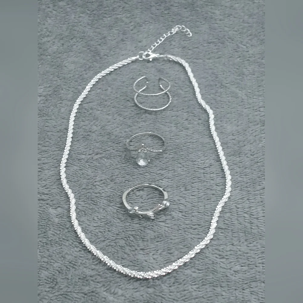 ROPE NECKLACE AND RHINESTONE RINGS - Picture 1 of 2